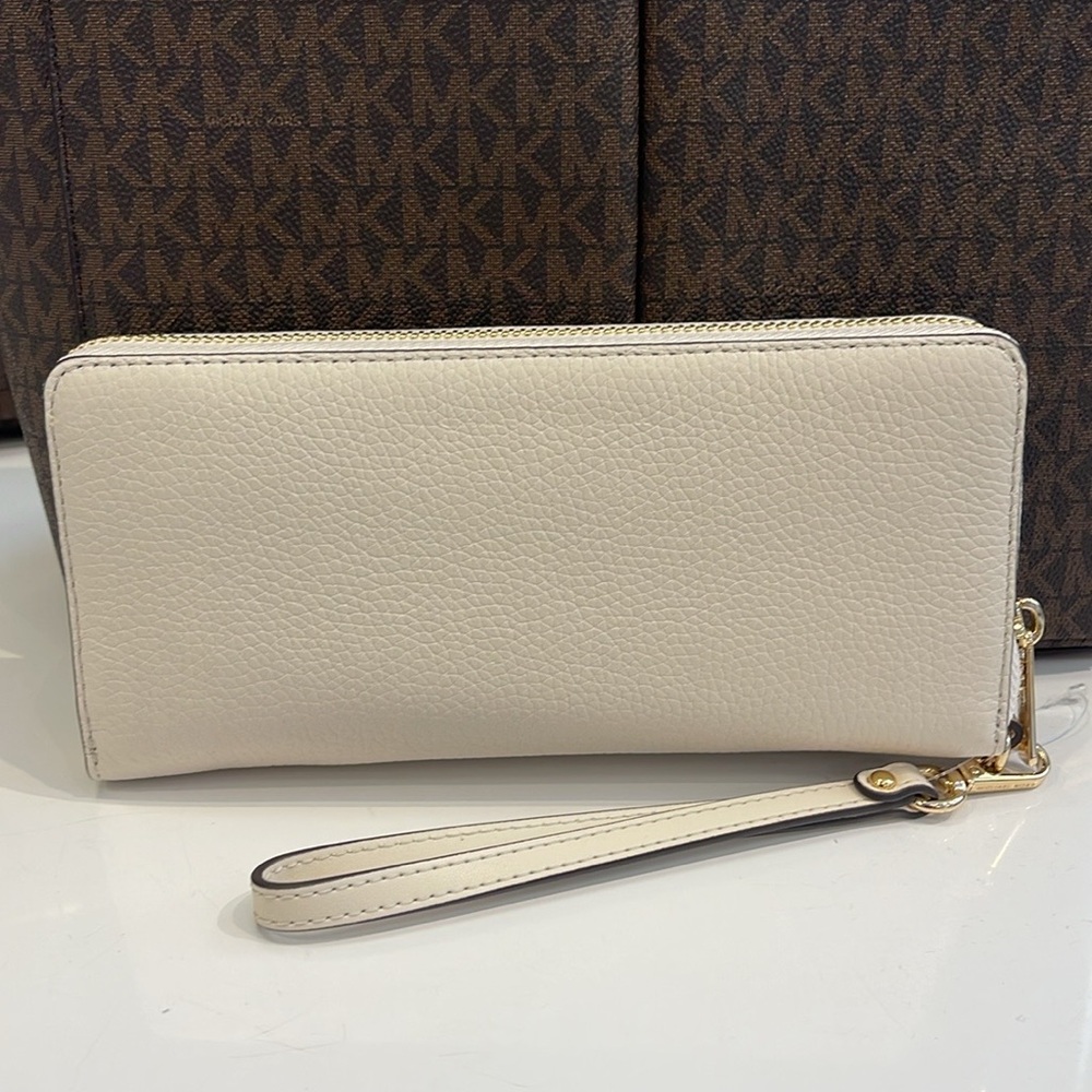 MICHAEL KORS
Leather Continental Wristlet Phone Case Wallet 
Light Cream 
NWT - Picture 3 of 16